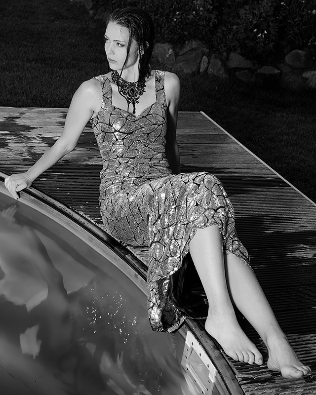 Editorial Fashion - Swimmingpool - Toni in Gown