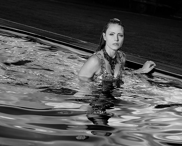 Editorial Fashion - Swimmingpool - Toni in Gown